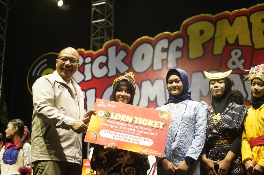 Rektor UMM, Prof. Dr. Nazaruddin Malik, S.E., M.Si., menyerahkan secara simbolis "Golden Ticket" kepada perwakilan pelajar dalam acara Kick Off PMB Gen 27 di Helipad UMM.