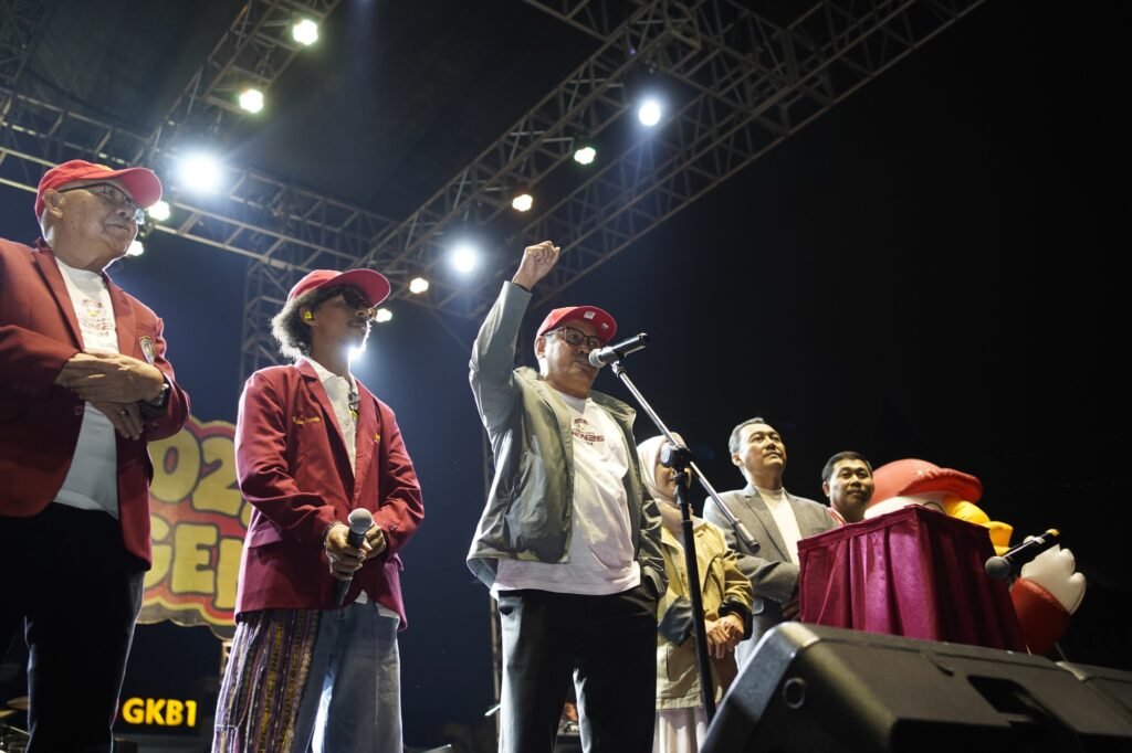 Rektor UMM, Prof. Dr. Nazaruddin Malik, S.E., M.Si., memberikan sambutan dan semangat kepada ribuan mahasiswa baru yang hadir dalam acara Kick Off PMB Gen 27 dan Welcoming Maba Gen 26.