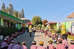 Suasana kebersamaan para siswa SDN Ngadirejo I Tutur saat mengikuti kegiatan Gerakan Makan Bersama (GEMA) di halaman sekolah.