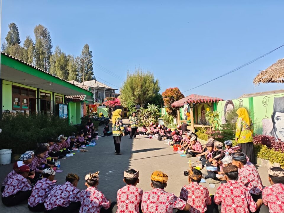 Suasana kebersamaan para siswa SDN Ngadirejo I Tutur saat mengikuti kegiatan Gerakan Makan Bersama (GEMA) di halaman sekolah.
