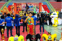 Adika Galih Da Costa, siswa SMAN 6 Kota Malang, berpose bangga dengan medali silver usai berlaga di Kejuaraan Barongsai Piala Wali Kota Kediri Cup 2026.