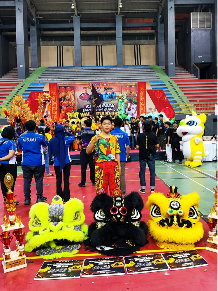Adika Galih Da Costa, siswa SMAN 6 Kota Malang, berpose bangga dengan medali silver usai berlaga di Kejuaraan Barongsai Piala Wali Kota Kediri Cup 2026.