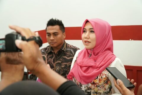 Senator DPD RI asal Jatim, Dr. Lia Istifhama, didampingi tim hukum saat memberikan keterangan pers terkait putusan pengadilan yang menolak gugatan sengketa tanah milik sang ibunda di Surabaya, Jumat (2/10/2026)