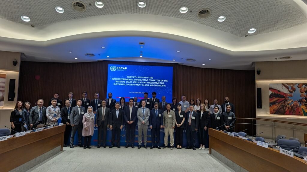 Sesi foto bersama delegasi internasional dalam sidang UN ESCAP di Bangkok, Thailand.