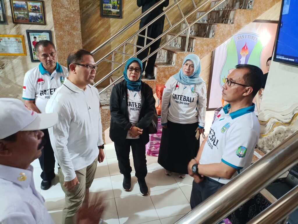 Kadindik Aris Agung Paewai mendapatkan penjelasan dari KS Agus Harianto di Museum SMAN 1 Turen