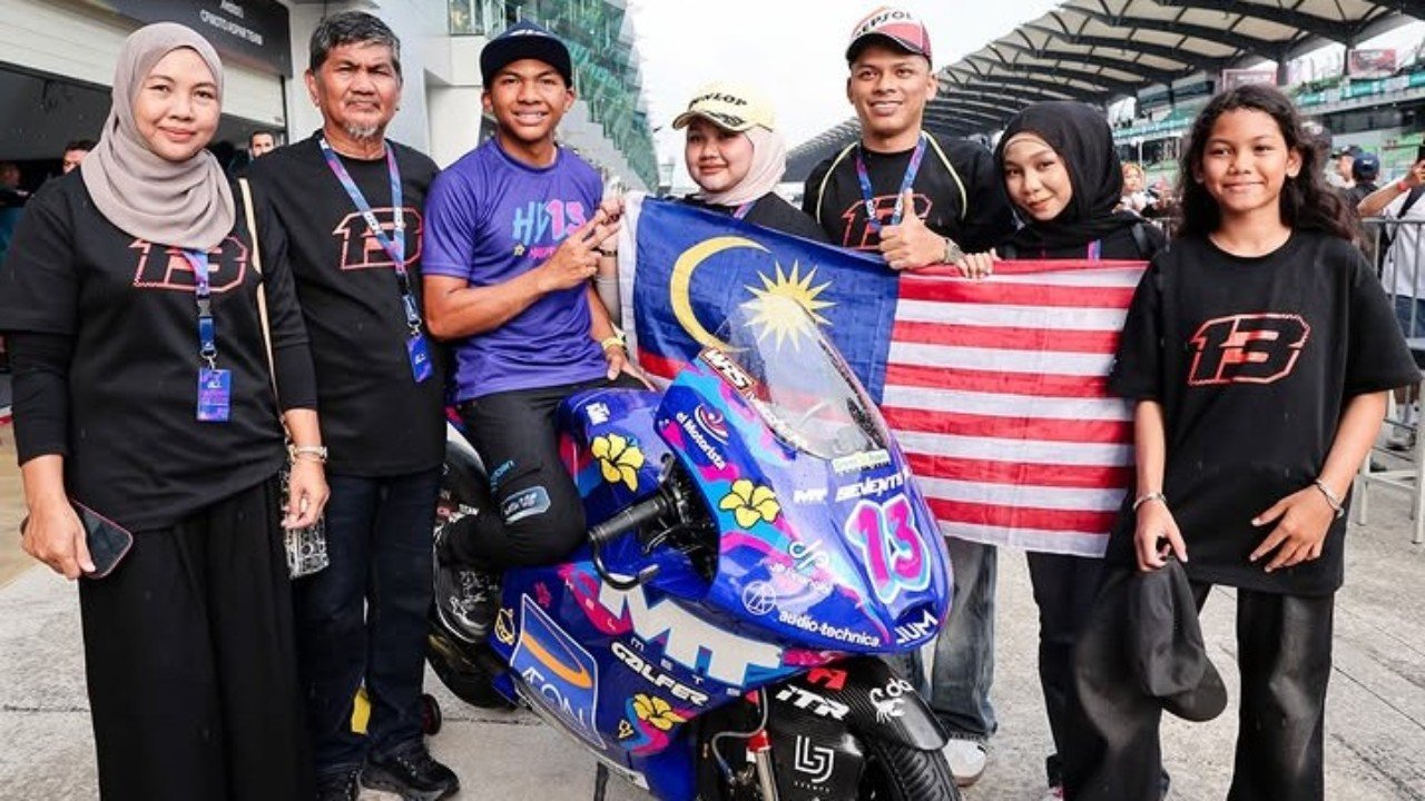 Bersama keluarganya, Hakim Danish duduk di atas motor dengan livery spesial Moto3 Malaysia 2026./Instagram @hakimdanish_13