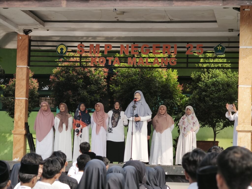 Kepala SMPN 25 Malang ketika memberikan amanat