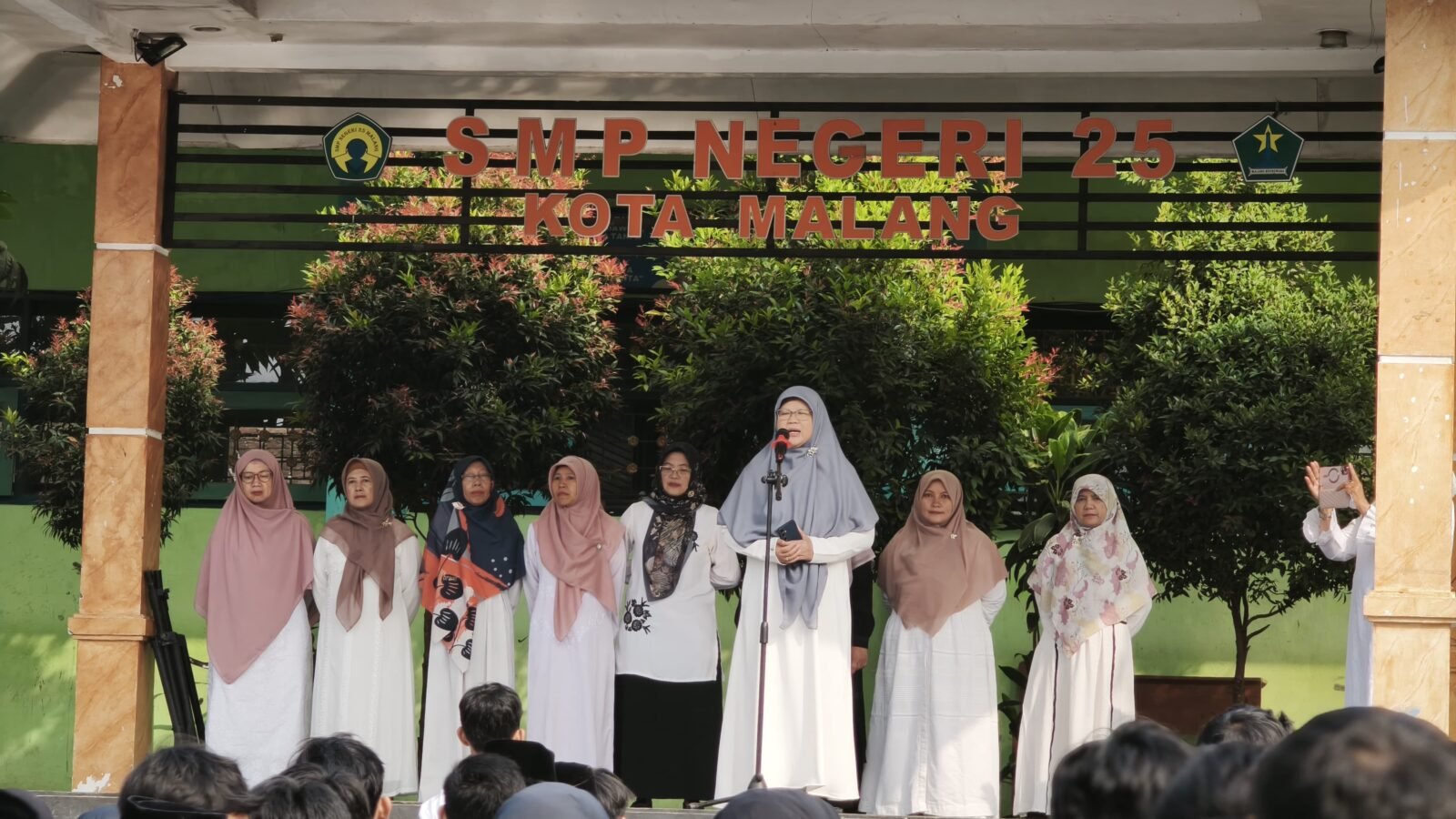 Kepala SMPN 25 Malang ketika memberikan amanat
