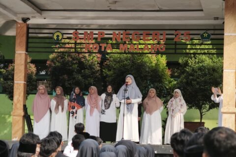 Kepala SMPN 25 Malang ketika memberikan amanat