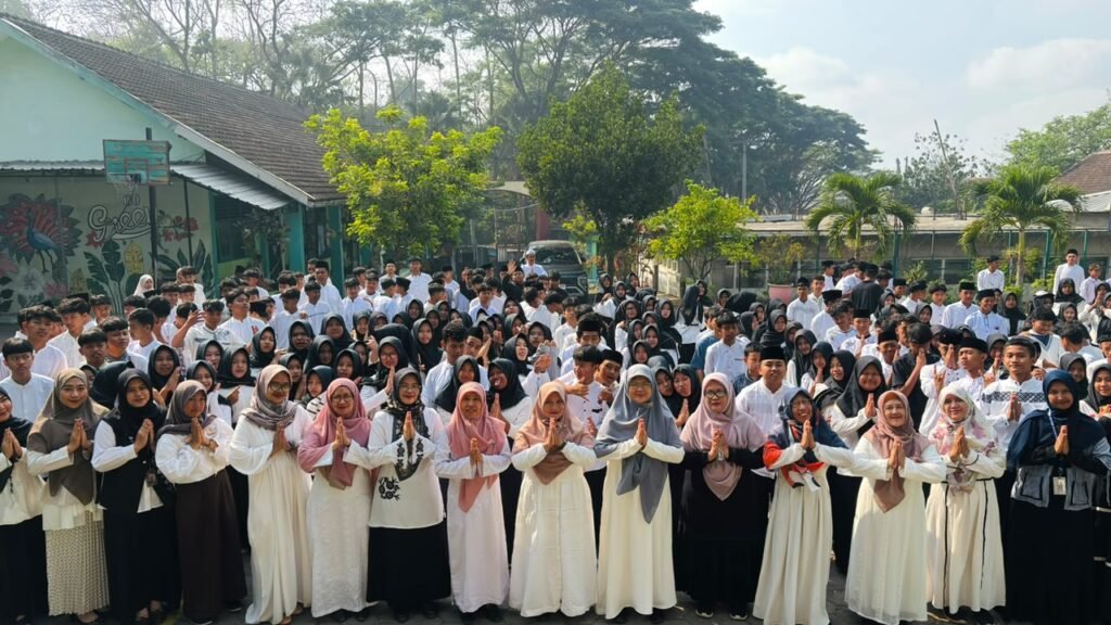 Kepala SMPN 25 Malang berfoto bersama seluruh guru dan murid