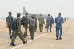 Personel TNI dan Japan Self-Defense Forces (JSDF) dalam misi bantuan penanganan Karhutla di Indonesia