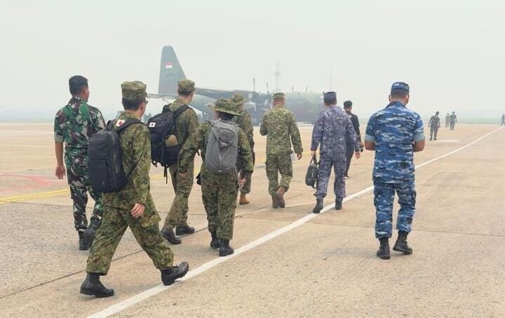 Personel TNI dan Japan Self-Defense Forces (JSDF) dalam misi bantuan penanganan Karhutla di Indonesia