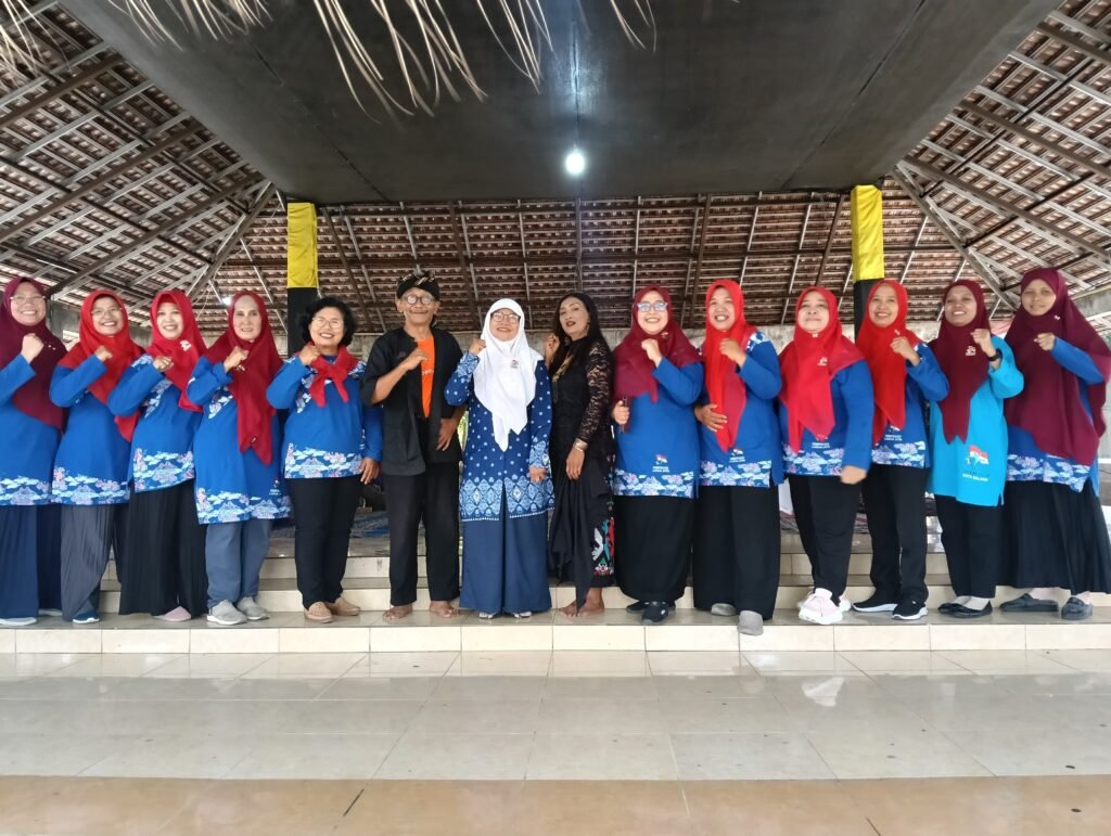 Foto bersama pengurus dan narasumber acara.