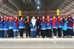 Foto bersama pengurus dan narasumber acara.
