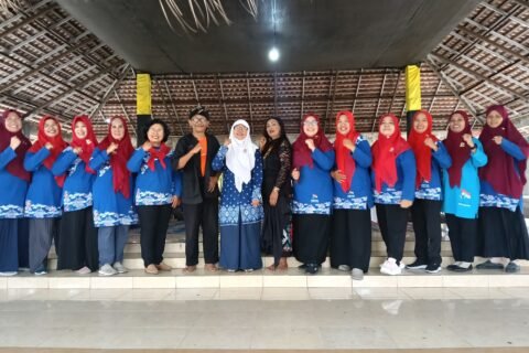 Foto bersama pengurus dan narasumber acara.
