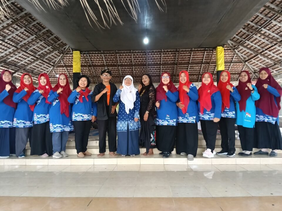 Foto bersama pengurus dan narasumber acara.