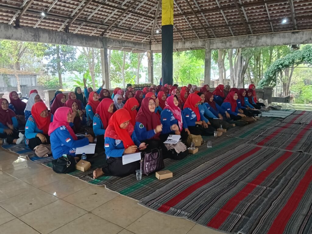 Para pendidik PAUD menyimak materi dengan antusias.