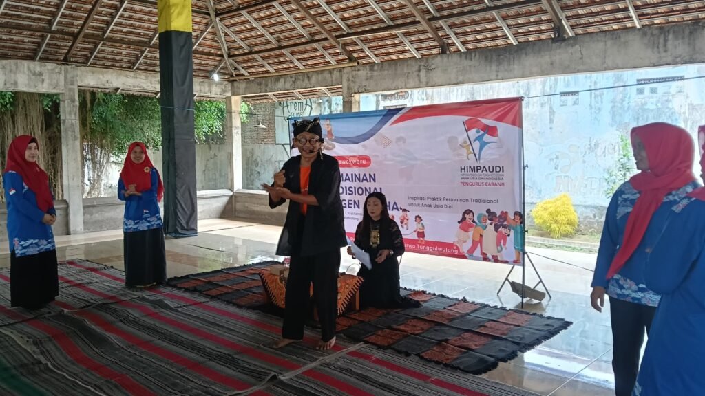 Mbah Jo memberikan pemaparan materi dolanan tradisional.