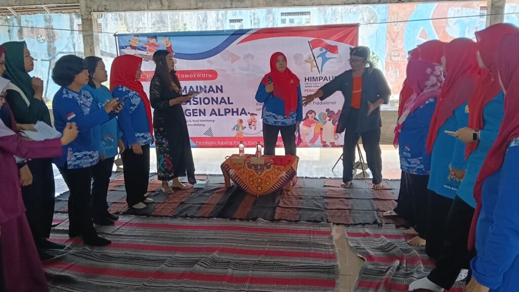 Sesi praktik permainan tradisional bersama peserta.