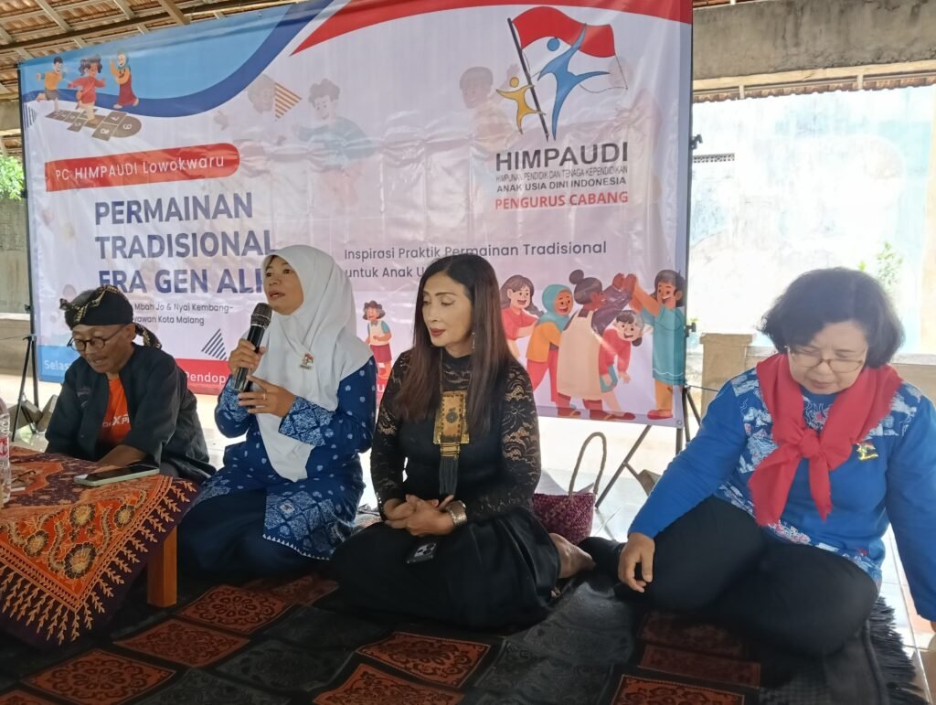 Jajaran pengurus membuka acara pertemuan HIMPAUDI Lowokwaru.