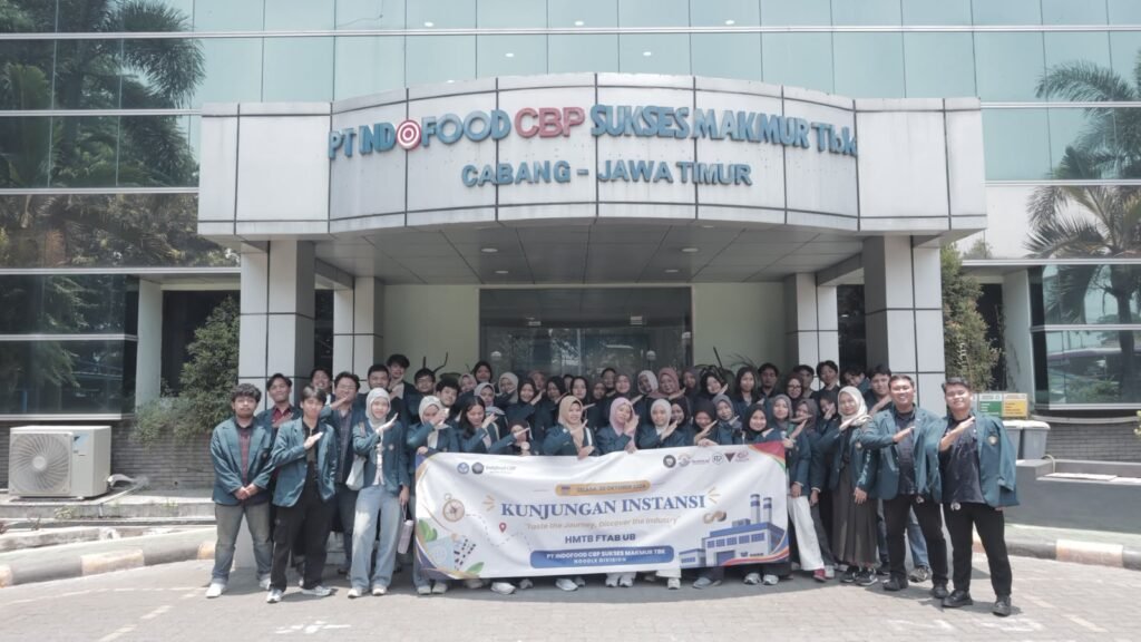 Potret kebersamaan rombongan di depan gedung utama PT Indofood Pasuruan