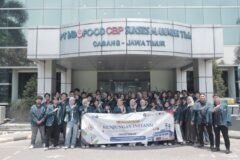 Potret kebersamaan rombongan di depan gedung utama PT Indofood Pasuruan
