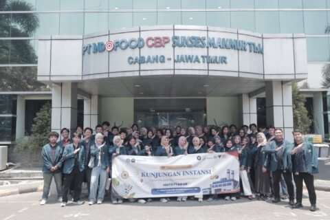 Potret kebersamaan rombongan di depan gedung utama PT Indofood Pasuruan