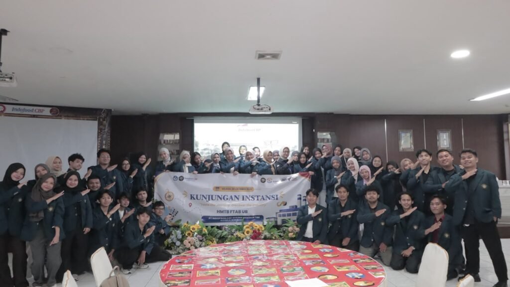 Sesi foto bersama mahasiswa HMTB FTAB UB bersama jajaran manajemen PT Indofood CBP Sukses Makmur Tbk Pasuruan