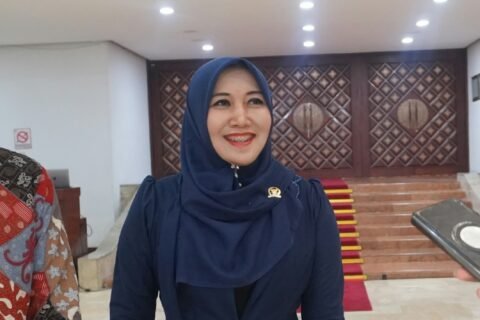 Anggota Komite III DPD RI asal Jawa Timur, Lia Istifhama, saat memberikan keterangan pers didampingi staf di Surabaya.