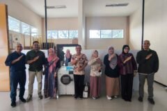 Tim Dosen FTAB Universitas Brawijaya bersama jajaran PLUT KUMKM Kota Batu berpose bersama di samping mesin freeze drying.