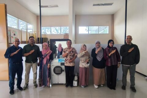 Tim Dosen FTAB Universitas Brawijaya bersama jajaran PLUT KUMKM Kota Batu berpose bersama di samping mesin freeze drying.