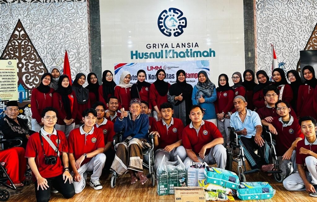 Suasana kegiatan pengabdian masyarakat oleh civitas akademika UMM di Griya Lansia Husnul Khatimah.