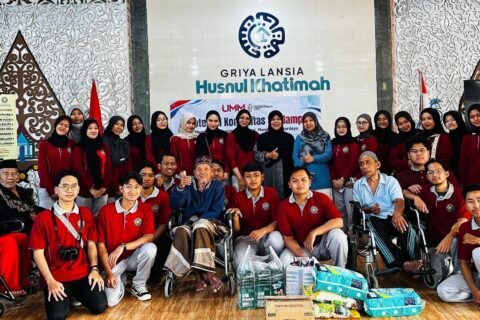 Suasana kegiatan pengabdian masyarakat oleh civitas akademika UMM di Griya Lansia Husnul Khatimah.