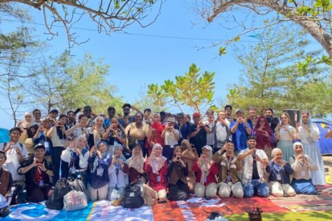 Dokumentasi Mahasiswa Internasional di Pantai Balekambang