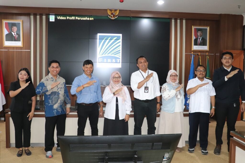 Sesi foto bersama pimpinan FBiPK UB dan delegasi First Resources Group.