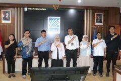 Sesi foto bersama pimpinan FBiPK UB dan delegasi First Resources Group.