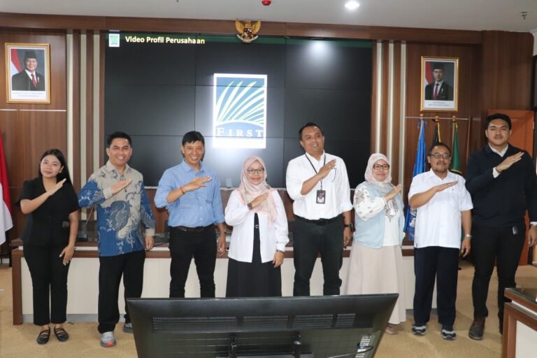 Sesi foto bersama pimpinan FBiPK UB dan delegasi First Resources Group.