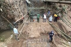 Personel Koramil 0833-02/Kedungkandang bersama masyarakat setempat sedang meninjau pengecoranpondasi Jembatan Perintis Garuda di wilayah Cemorokandang, Kecamatan Kedungkandang, Kota Malang.