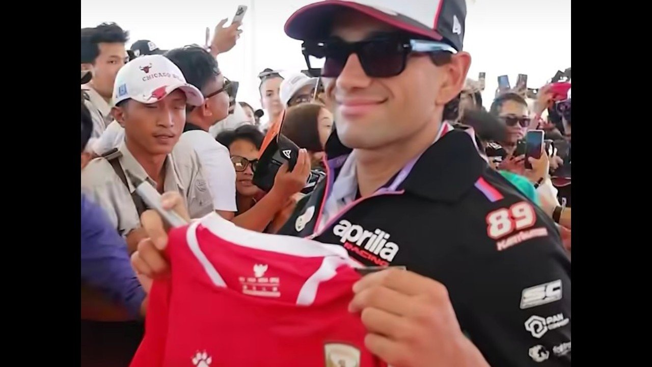 Jorge Martin berfoto dengan jersei Timnas Indonesia yang juara FIFA ASEAN Cup 2026, kini memimpin klasemen pembalap selepas seri Mandalika rampung (11/10)./Instagram @motogp