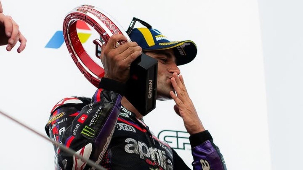 Jorge Martin memimpin klasemen MotoGP Indonesia 2026 usai finis ketiga di balap utama Mandalika (11/10) dan unggul 2 poin atas Marc Marquez./Instagram @aprilia