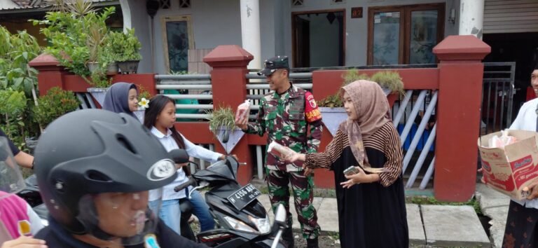 Babinsa Bumiayu Koramil 0833-02/Kedungkandang, Koptu Aris, bersama warga dan pemuda setempat membagikan paket makanan kepada pengendara motor dalam aksi sosial Jumat Berkah di kawasan Bumiayu, Kedungkandang, Kota Malang, Jumat (2/10).