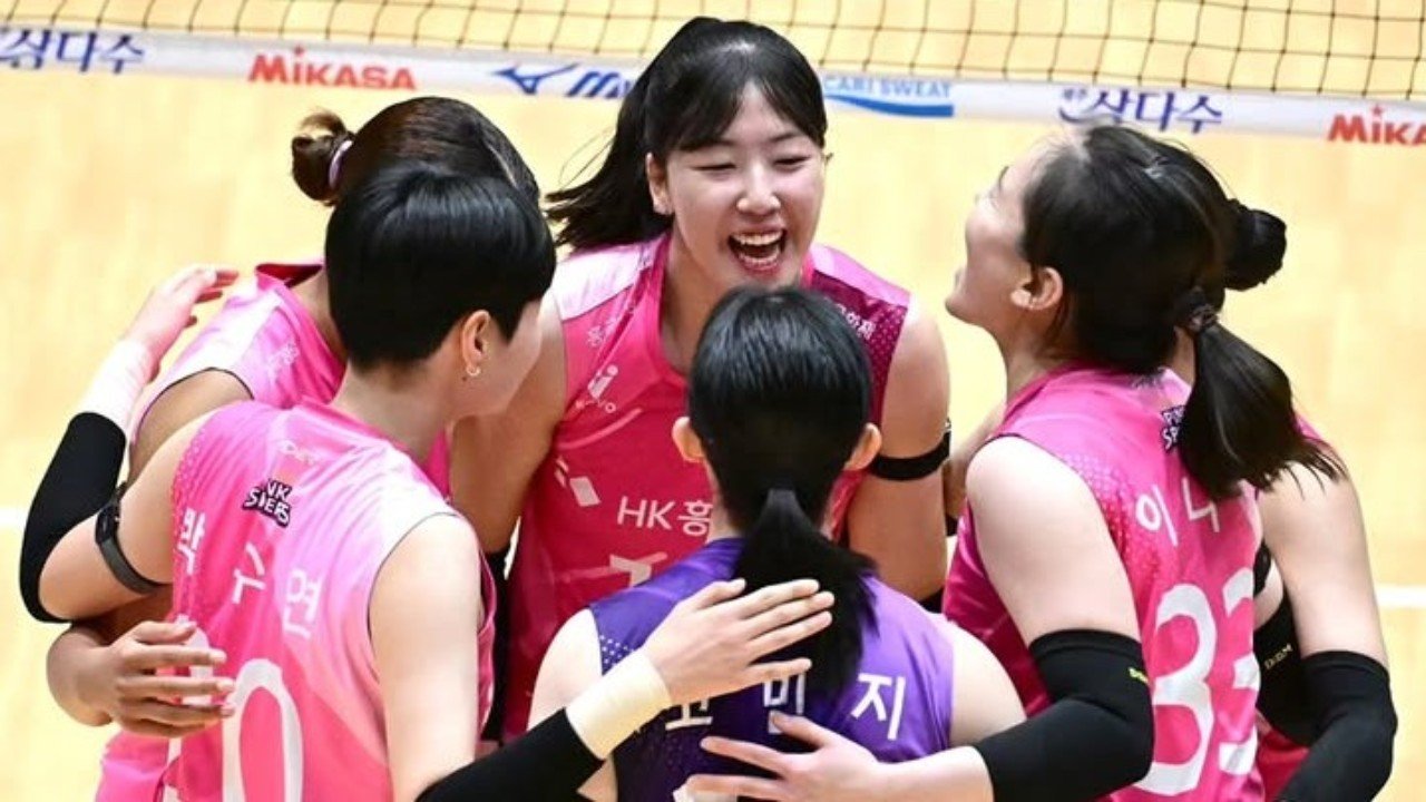 Jung Ho-young dan Pink Spiders juara Grup A KOVO Cup 2026 usai menyapu bersih laga fase grup di Yeosu./Instagram @kovopr_official