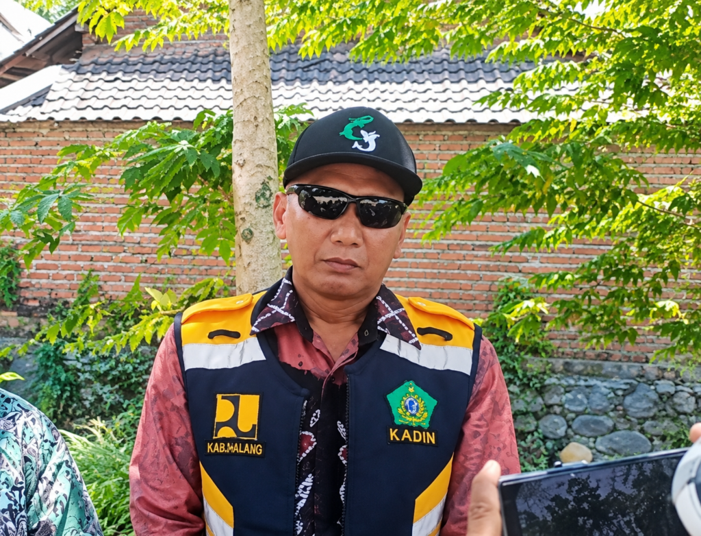 Kepala Dinas PU-BMSDA Kabupaten Sidoarjo, Bapak Machmud, saat memberikan keterangan terkait progres proyek sempadan Sungai Karangbong.