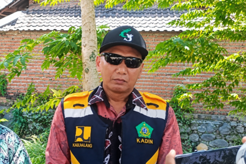 Kepala Dinas PU-BMSDA Kabupaten Sidoarjo, Bapak Machmud, saat memberikan keterangan terkait progres proyek sempadan Sungai Karangbong.