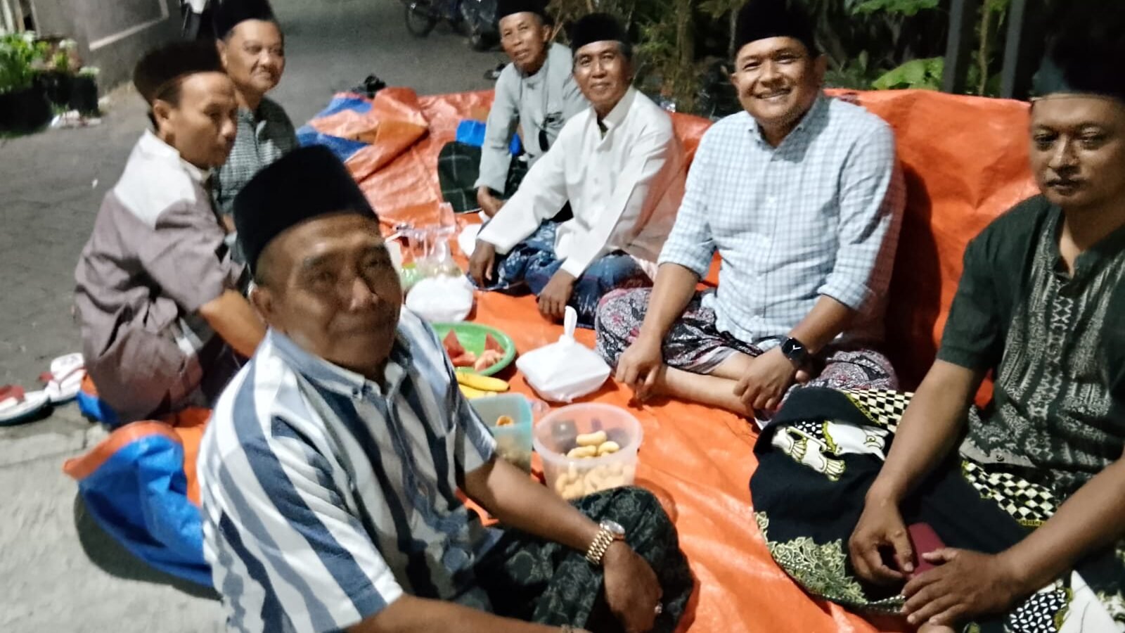 Andri Wahyudi bersama warga dalam sebuah acara memperingati tujuh hari ibu Sihati di Besongol Pandaan