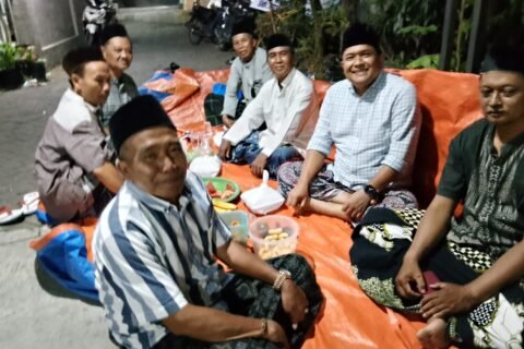Andri Wahyudi bersama warga dalam sebuah acara memperingati tujuh hari ibu Sihati di Besongol Pandaan
