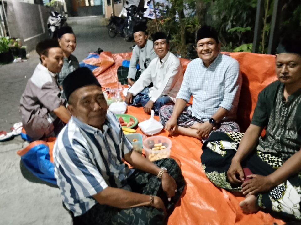 Andri Wahyudi bersama warga dalam sebuah acara memperingati tujuh hari ibu Sihati di Besongol Pandaan