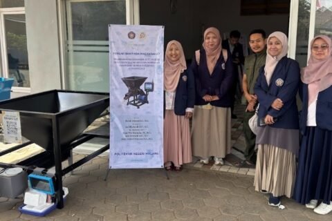 Serah terima alat auto feeder dari Tim PkM Politeknik Negeri Malang kepada Direktur BUMDes Barokah Desa Putukrejo, Zainur Rozikin, S.M.