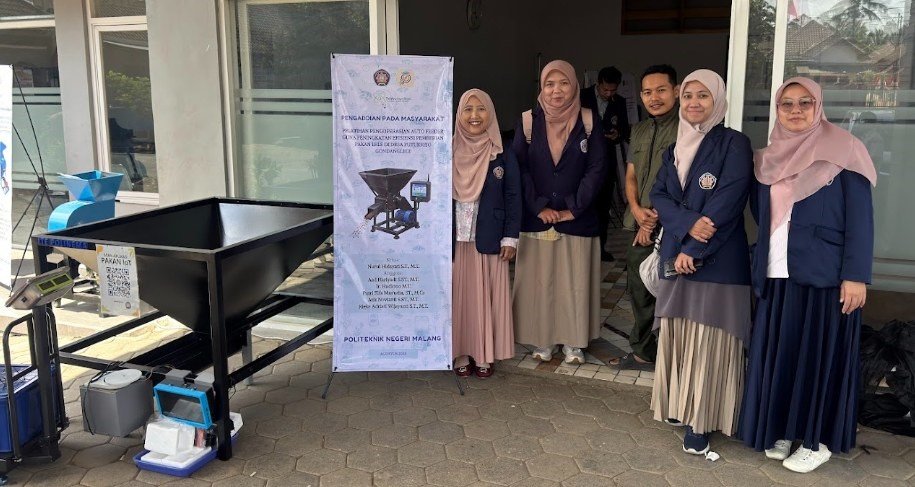 Serah terima alat auto feeder dari Tim PkM Politeknik Negeri Malang kepada Direktur BUMDes Barokah Desa Putukrejo, Zainur Rozikin, S.M.