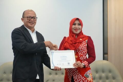 Anggota DPD RI Jawa Timur Dr. Lia Istifhama (Ning Lia) menerima piagam penghargaan sebagai narasumber seusai memaparkan pentingnya arah pembangunan berkelanjutan dan literasi ketatanegaraan bagi publik.